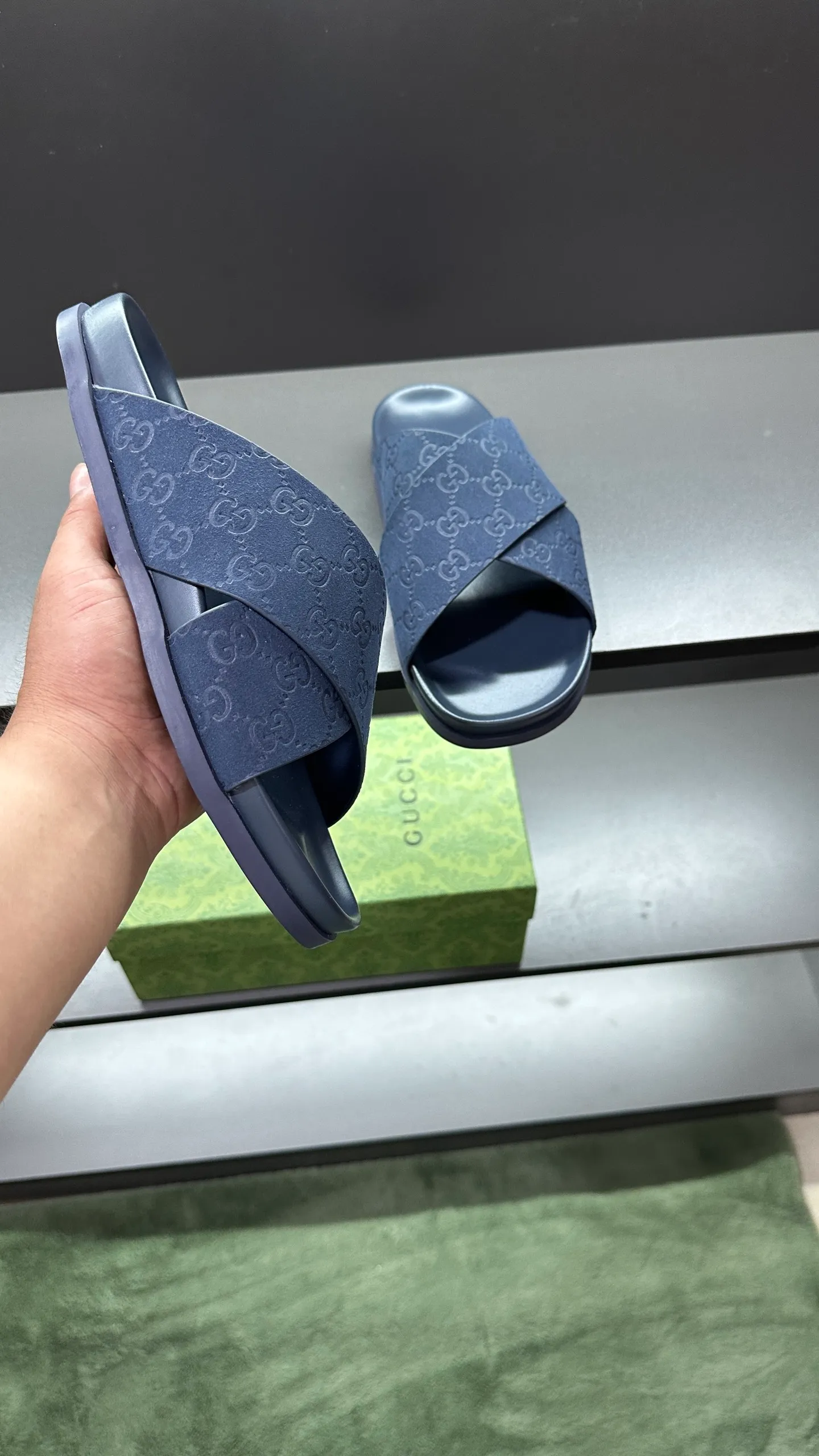 [G Home New Style] P: 300💰Men's size 39~45, (46. Customized) This slipper is made of GG polyester fiber and is decorated with a Gucci label on the front, which adds a striking logo feel to the style. "Gucci Made in Italy" stamped label Rubber sole Flat Made in Italy